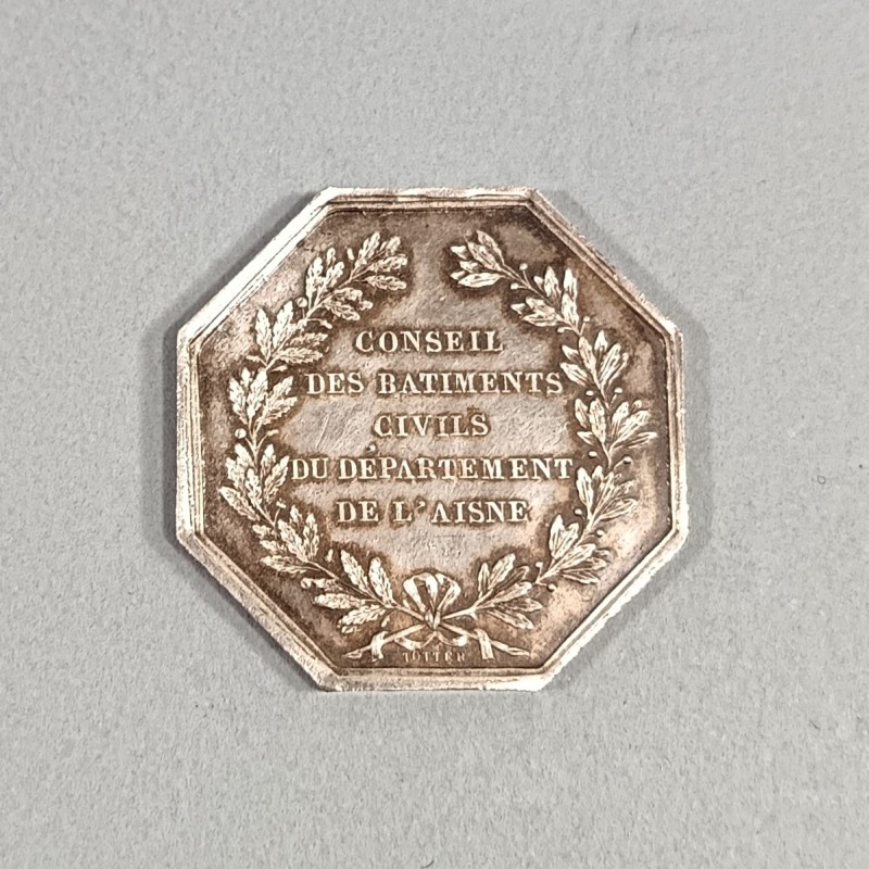 PETITE MEDAILLE OCTOGONALE EN ARGENT CONSEIL DES BATIMENTS CIVILS DU DEPARTEMENT DE L'AISNE PAR BARRE 1870-1900